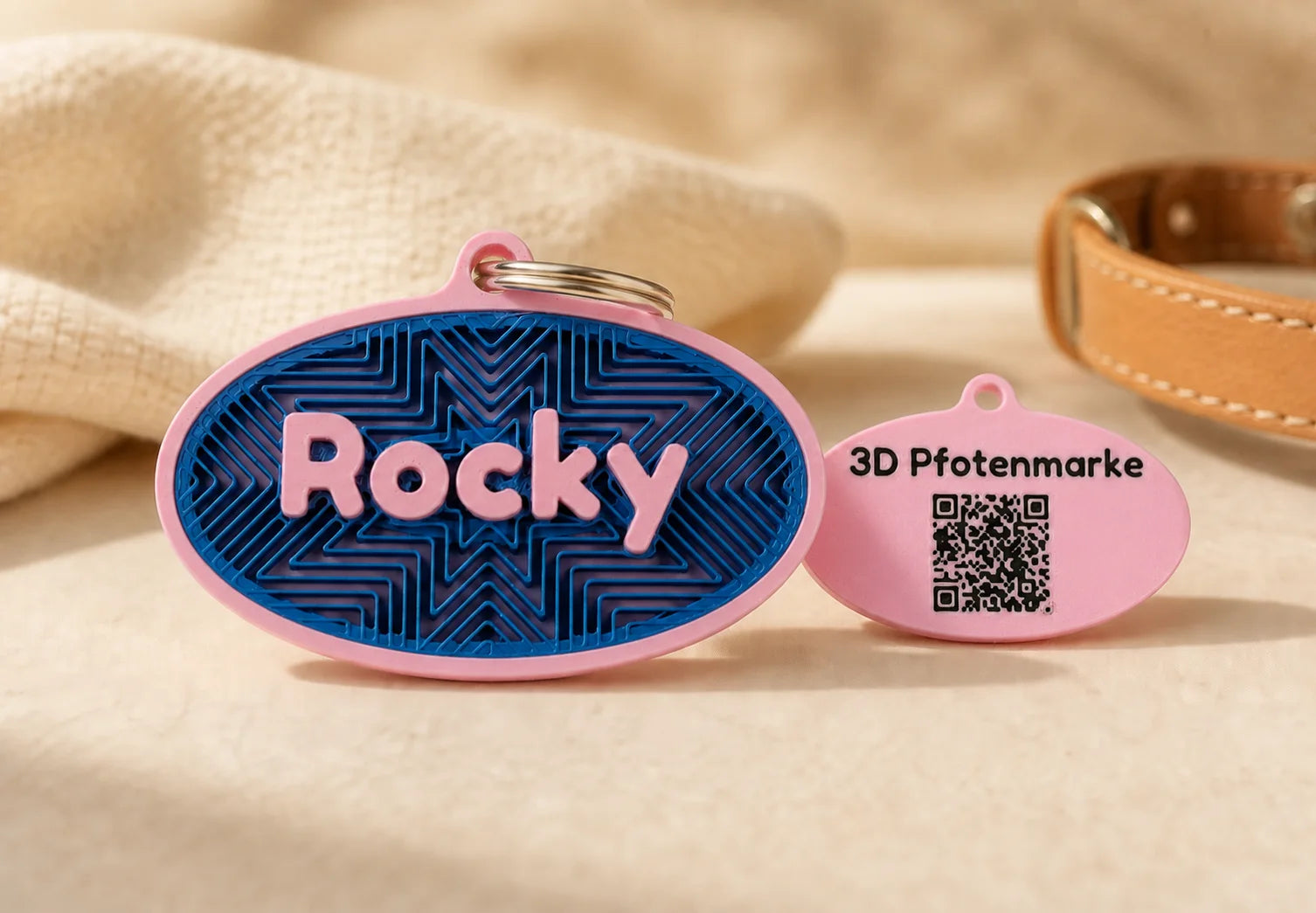 Vorder- und Rückseite einer pink-blauen 3D-Pfotenmarke Connect mit Name und QR-Code