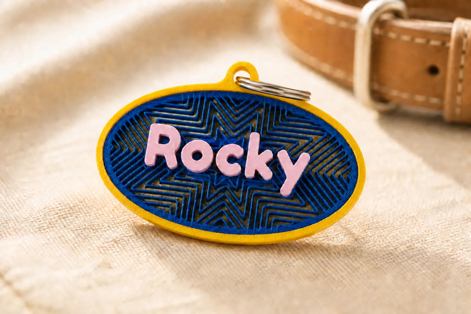 Dreifarbige 3D-Pfotenmarke Connect in Gold, Blau und Pink mit dem Namen Rocky